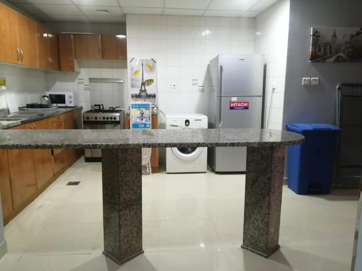 Albarsha 1 Hostel By Phm Dubai Bagian luar foto