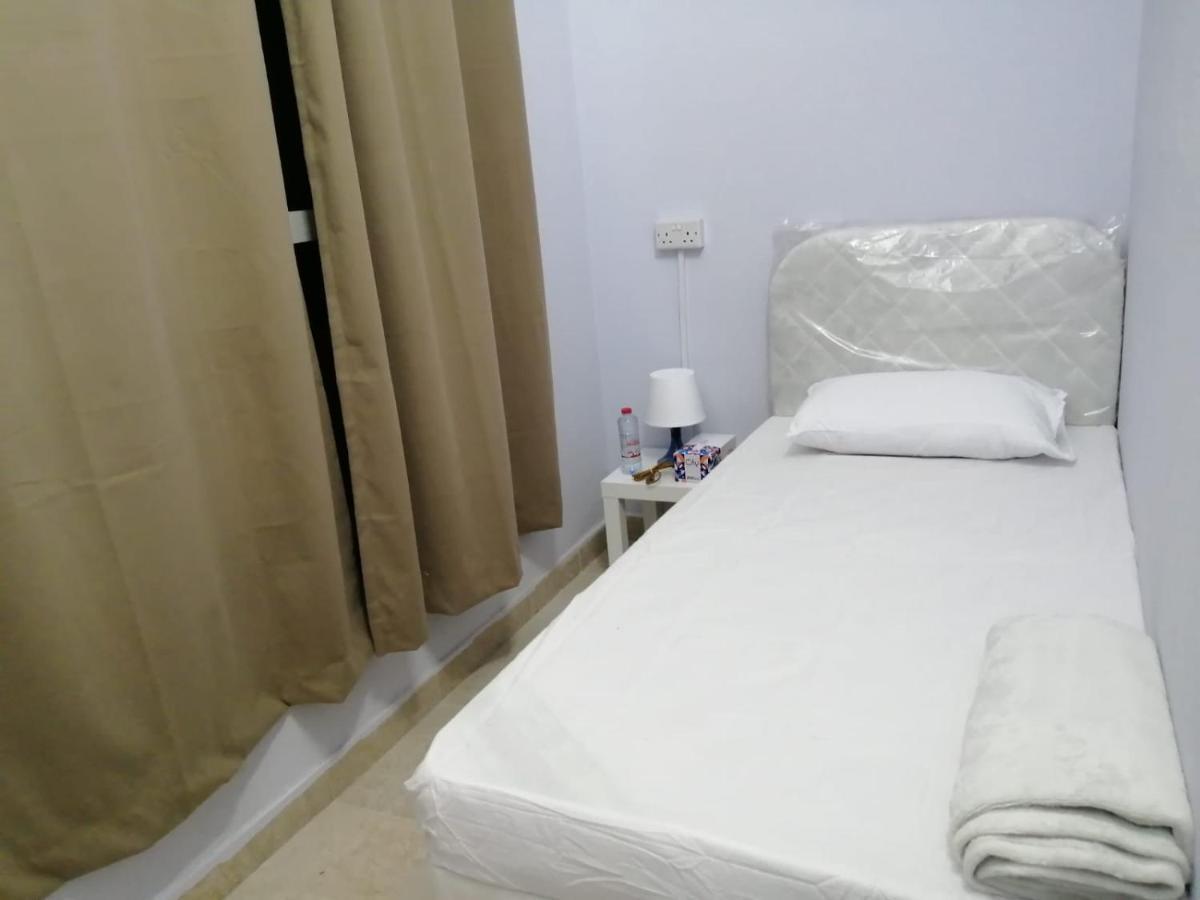 Albarsha 1 Hostel By Phm Dubai Bagian luar foto